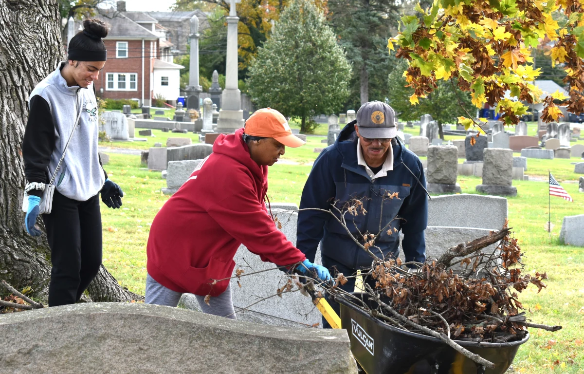 Meet ‘Infamous of Edgewood’ at Cemetery’s Oct. 19 Tours