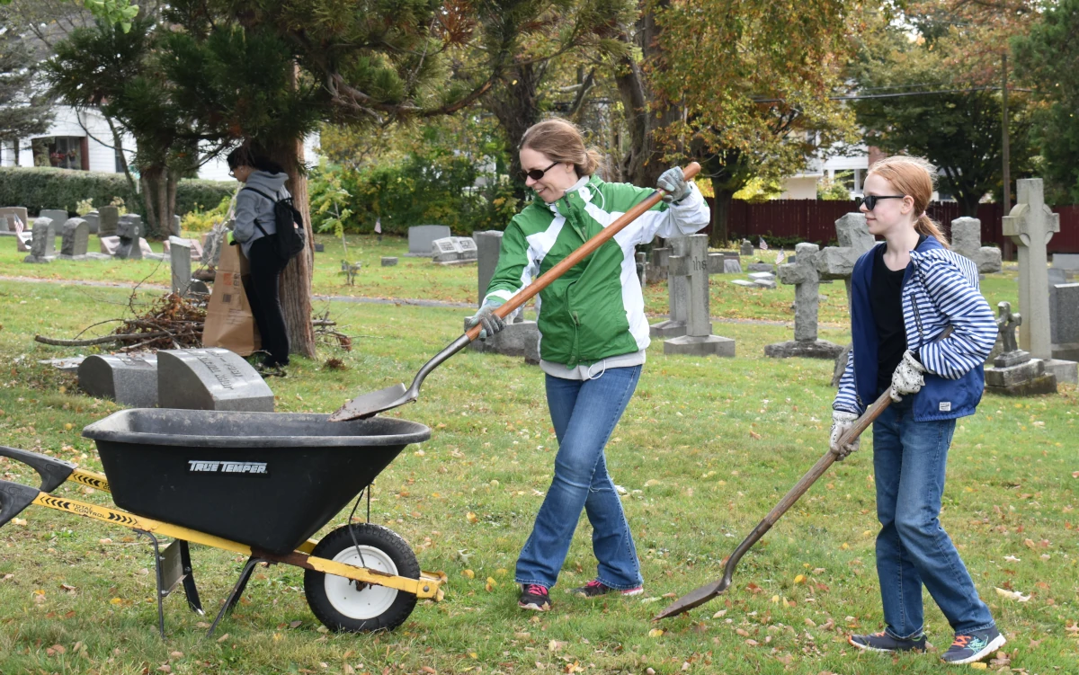 Meet ‘Infamous of Edgewood’ at Cemetery’s Oct. 19 Tours